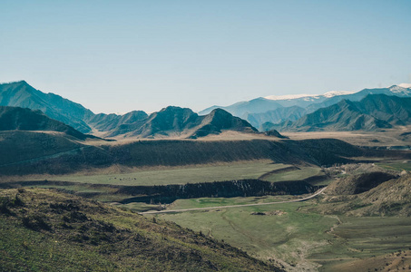 山景。山谷的景色与美丽的高原翠地, 阿尔泰。谷楚亚