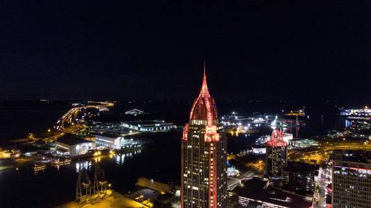 亚拉巴马河畔市中心夜间的鸟瞰图