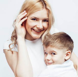 年轻的现代金发卷发母亲和可爱的儿子在一起快乐的微笑