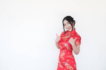 中国的新年。穿着中国传统旗袍的亚洲妇女，在白色背景上孤立地表示祝贺