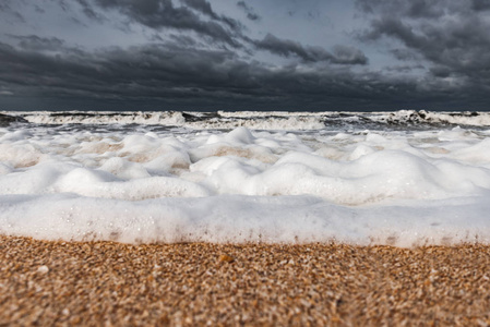 暴风雨的泡沫大海巨浪