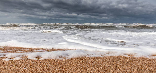 暴风雨的泡沫大海巨浪