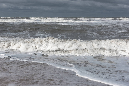 暴风雨的泡沫大海巨浪