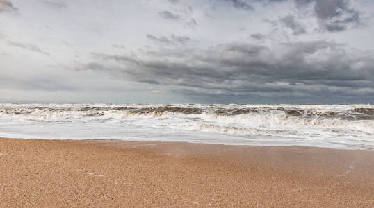 暴风雨的泡沫大海巨浪