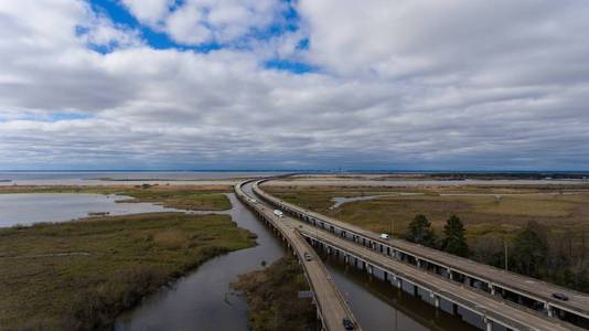 阿拉巴马州达芙妮移动湾东岸和10号州际桥的鸟瞰图。 2019年1月