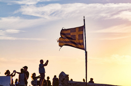 人们用智能手机和希腊国旗拍照的剪影