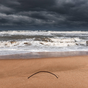 在空海滩上的黄沙，暴风雨的大海