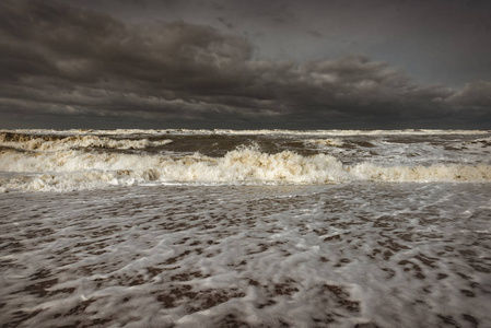 暴风雨的泡沫大海巨浪图片