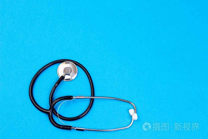 体检和医疗保健.蓝色背景下的听诊器