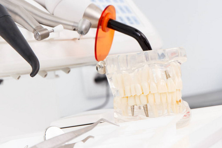 牙科颌骨模型配件工具和仪器，牙科医生在现代口腔科办公室使用