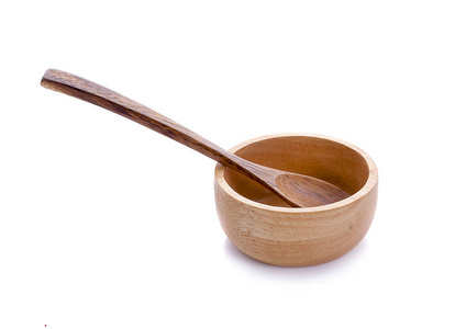 白色背景上的木制碗和汤匙。
