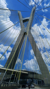 现代建筑。 现代桥梁。 连接两个不同的点。 电缆留桥在世界圣保罗巴西南美洲。
