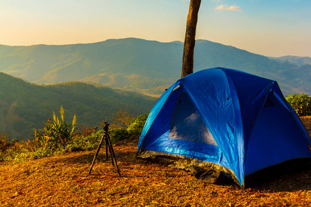 帐篷供游客在泰国冬季露营，蓝天和群山环绕。