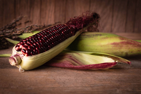 泰国红宝石暹罗红宝石皇后是超甜的玉米,红色可食用新鲜的地方重叠和