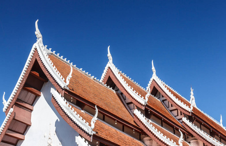 艺术条纹屋顶佛教美丽在泰国。