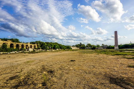 轮胎河马场遗址和墓地，风景如画的蓝天背景