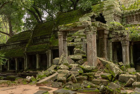 优美的环境下的希腊城市废墟古堡豪宅废弃建筑立面的神秘内部遗址.
