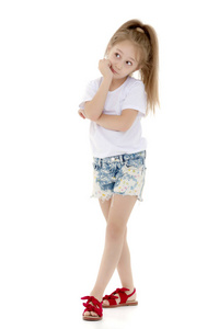 漂亮的小女孩穿着短裤和一件纯白色的T恤，你可以在上面做任何铭文。 广告的概念，包括儿童产品。 完全成长。 孤立于白色