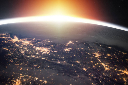 地球在晚上和太阳。 由美国宇航局提供的这幅图像的元素