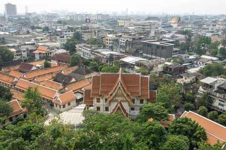 从金山寺顶白天俯瞰曼谷城市。