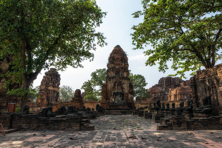 泰国大屿山的Wat Mahat Prang和废墟景观
