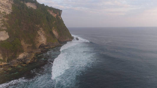 岩石和大海巴厘岛。鸟瞰