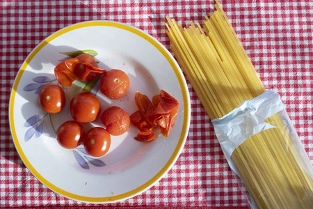 意大利面和新鲜樱桃番茄