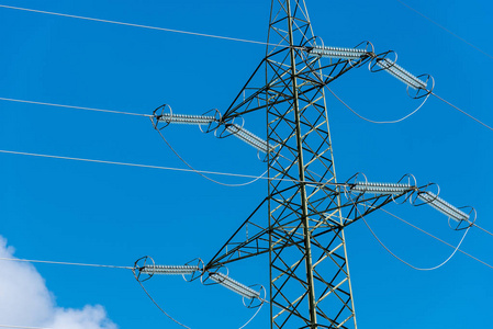 蓝天上有电线和绝缘子的高压铁塔(电力线)照片