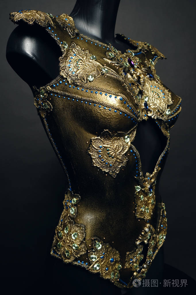 华丽的金色胸衣和宝石