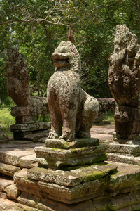 两个蛇头的石狮雕像