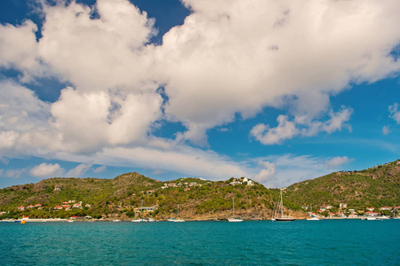 热带岛的暑假。gustavia, 巴兹, 蓝天上的高山岸边。野生自然和环境, 生态学。旅游和流浪度假胜地