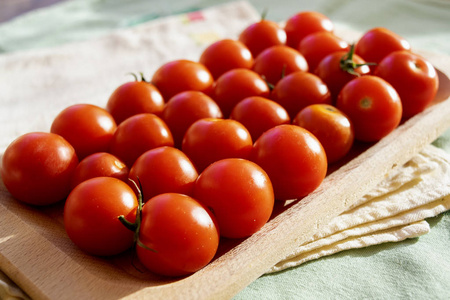 新鲜的帕奇诺番茄放在木碗里