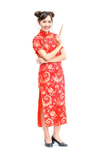 年轻的中国女人拿着筷子。 白色背景