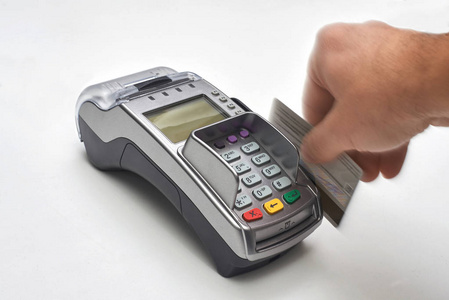 商人使用支付终端用信用卡支付。