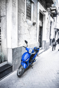 意大利奥蒂基亚锡拉库斯2018年12月蓝色维斯帕滑板车摩托停在老街上