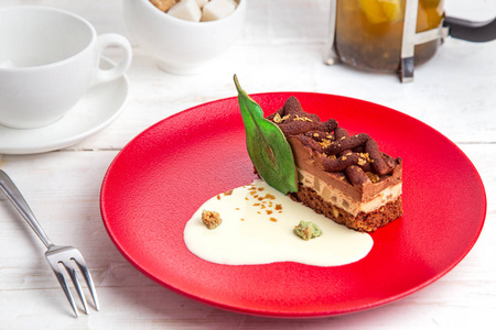 茶时间与蛋糕梨百里. 红盘子上的甜点.