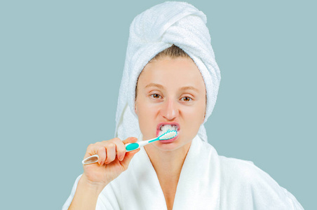 面部护理和美容治疗。 美丽的女人刷牙