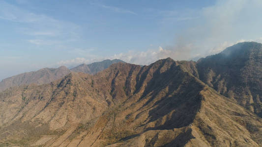 高山景观山脉，高山峭壁，干旱