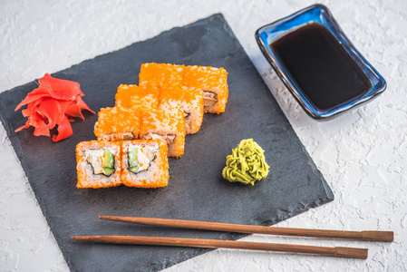 日本寿司卷用筷子夹在石板上