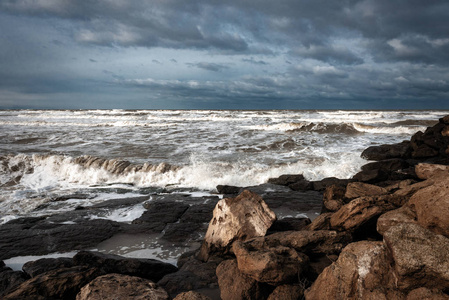 暴风雨般的大海，海浪在岩石上破碎