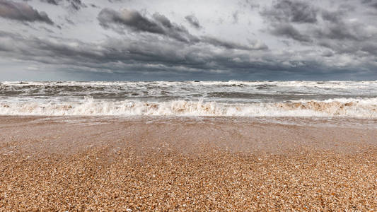 暴风骤雨的泡沫海，巨浪