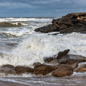 暴风雨般的大海，海浪在岩石上破碎