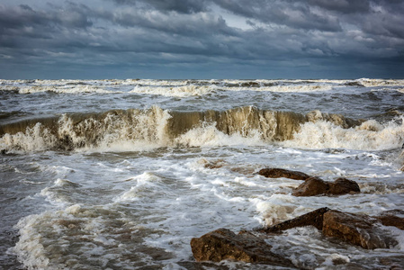 暴风雨般的大海，海浪在岩石上破碎