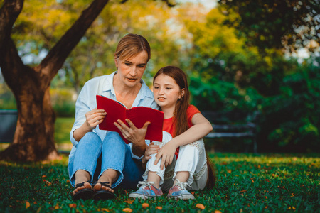 家庭教育概念.父母享受亲子, 快乐.