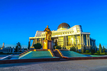 玛丽土库曼斯坦国家图书馆大楼，萨帕尔穆拉特尼亚佐夫总统持有鲁纳马图书