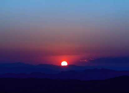 森林山景观黎明非常美丽