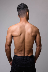 年轻肌肉发达的波斯男子上身的后视图