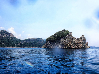 夏日有海有山的风景