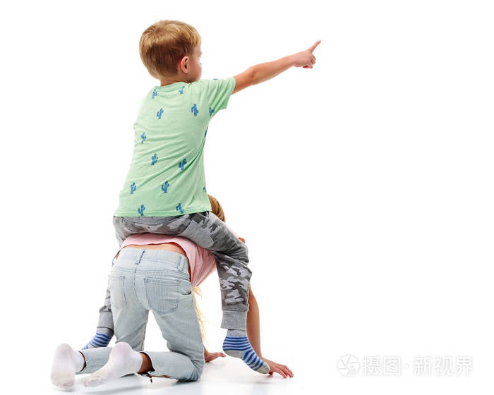 男孩骑着女孩像马一样