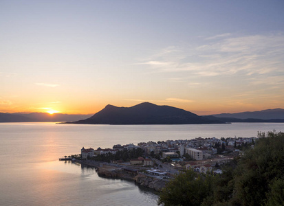 在希腊温泉度假胜地美丽的日落，爱琴海的埃维亚岛上Euboea苏温泉
